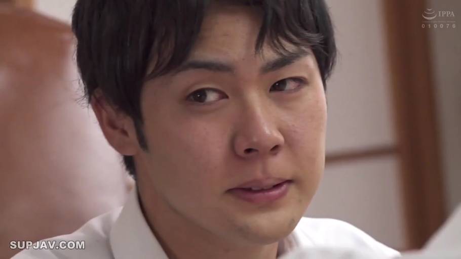 室内 · 座り姿勢 · 集中 · 白衬衫 · 顔のクローズアップ · 横に首を傾けて見つめる · 成年男性