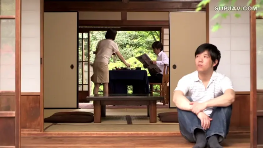 Contemplation · Japanese-style room · 全景 · Casual wear · No expression · 报纸 · 抱膝坐 · 日本家庭