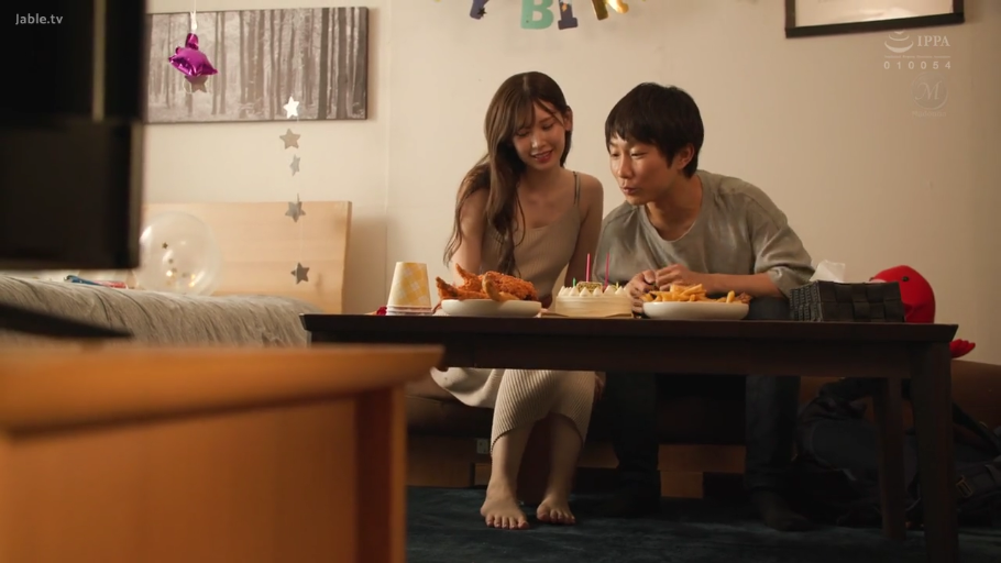 室内 · 坐姿 · 中景 · 微笑 · 居家 · 吊带裙 · 生日蛋糕 · 吹蜡烛