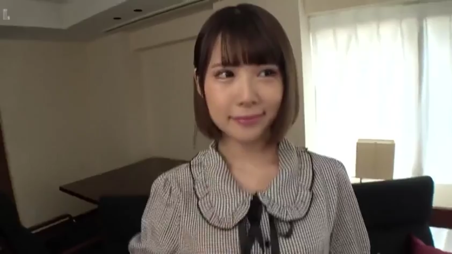 站立 · 中景 · 沙发 · 微笑 · 客厅 · 双人 · 揉胸 · 粉色泳装