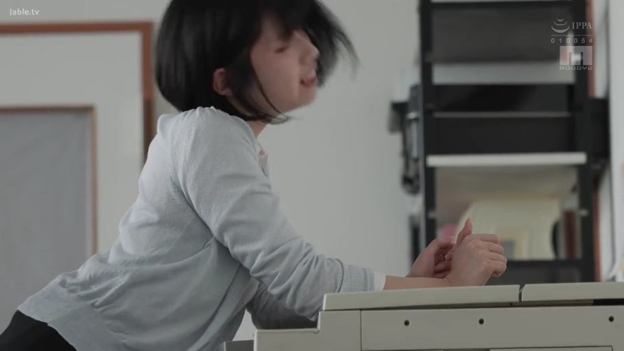 俯身 · 办公室 · 侧身中景 · 浅色开衫