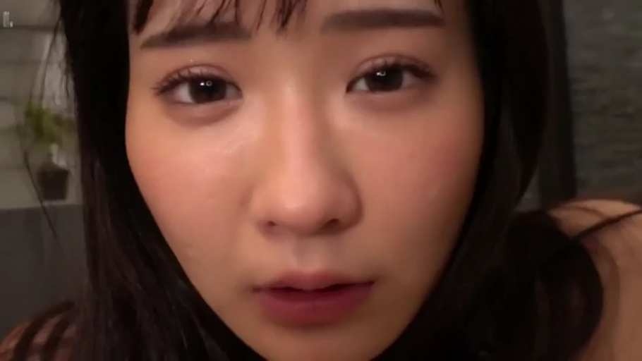 室內 · 臉部特寫 · 呆滞 · 注視 · 裸露 · 正面 · 黑发