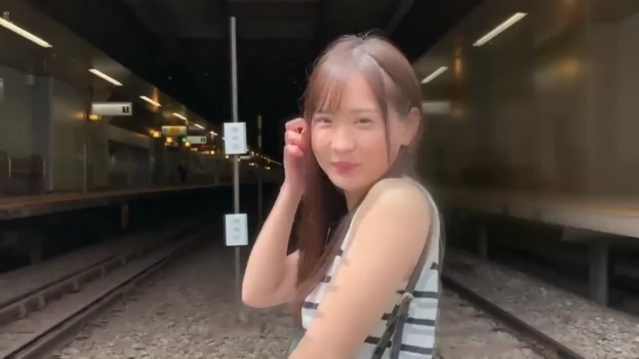 微笑 · 半身 · 户外 · 侧身站立 · 拨弄头发 · 条纹无袖上衣 · 铁轨旁