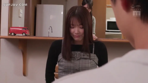 坐姿 · 忧郁 · 低头 · 中景 · 剧情 · 厨房 · 玩具车 · 格子背心裙