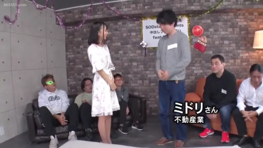 室内 · 站姿 · 沙发 · 微笑 · 远景 · 交流 · 多人 · 白色连衣裙