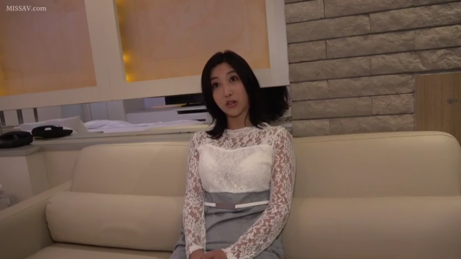 室内 · 座り姿勢 · ソファ · 自然 · 半身 · 谈话 · レースのトップ · アジア人女性