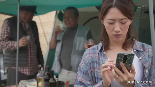 格子衬衫 · 真剣 · 站姿 · 半身 · スマホを見る · 携帯電話 · 露营地