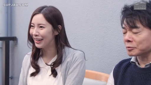 室内 · 座り姿勢 · 微笑 · 半身 · 交流 · 椅子 · 高清 · グレー ニットセーター