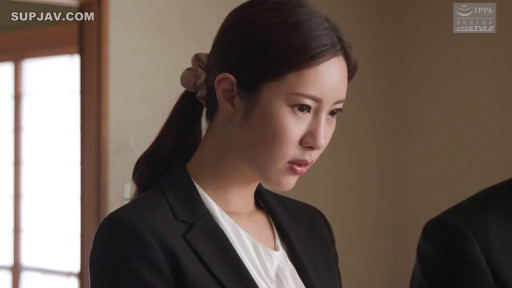 室内 · 真剣 · 站立 · ビジネススーツ · 注視 · 职场 · 侧脸 · 发圈