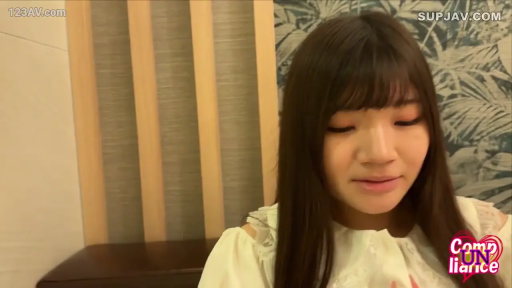 室内 · 座り姿勢 · 顔部のクローズアップ · 平静 · 凝視 · 白色荷叶边上衣 · 人像