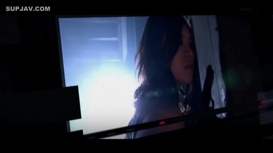 昏暗室内 · 侧脸特写 · 黑色无袖装