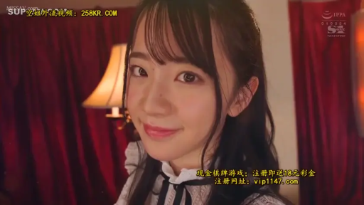 室内 · 脸部特写 · 微笑 · 台灯 · 注视镜头 · 正面 · 亚洲女性 · 蕾丝荷叶边上衣