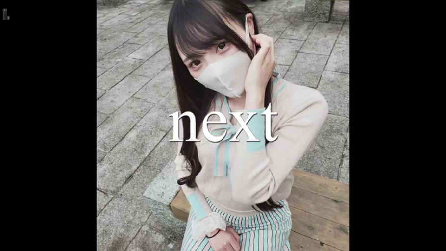 坐姿 · 平静 · 面部特写 · 长椅 · 注视镜头 · 文字 · 口罩 · 条纹裙