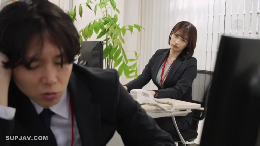 坐姿 · 严肃 · 办公室 · 电话 · 职业装 · 办公 · 职场