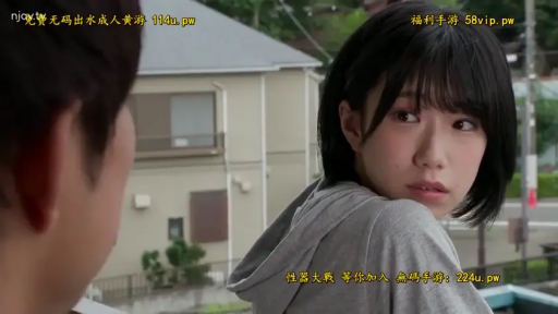 臉部特寫 · 自然 · 注視 · 短发 · 灰色连帽衫 · 侧身回头 · 户外阳台