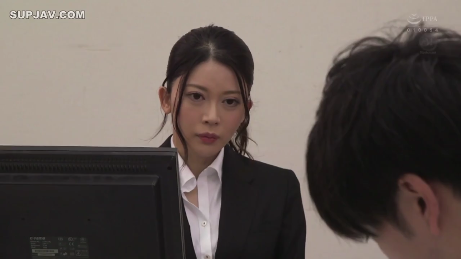 坐姿 · 严肃 · 办公室 · 面部特写 · 电脑显示器 · 凝视 · OL · 西装