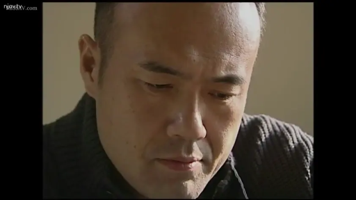 室内 · 真剣 · 頭を下げる · 顔部のクローズアップ · 凝視 · 深色毛衣 · 单人男性