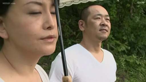 站立 · 面部特写 · 休闲装 · 户外 · 散步