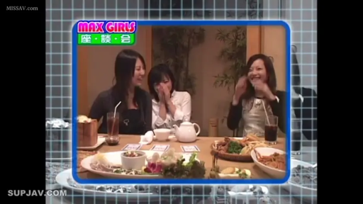 坐姿 · 聊天 · 多人 · 笑容 · 室内餐厅 · 餐具食物 · 休闲服装