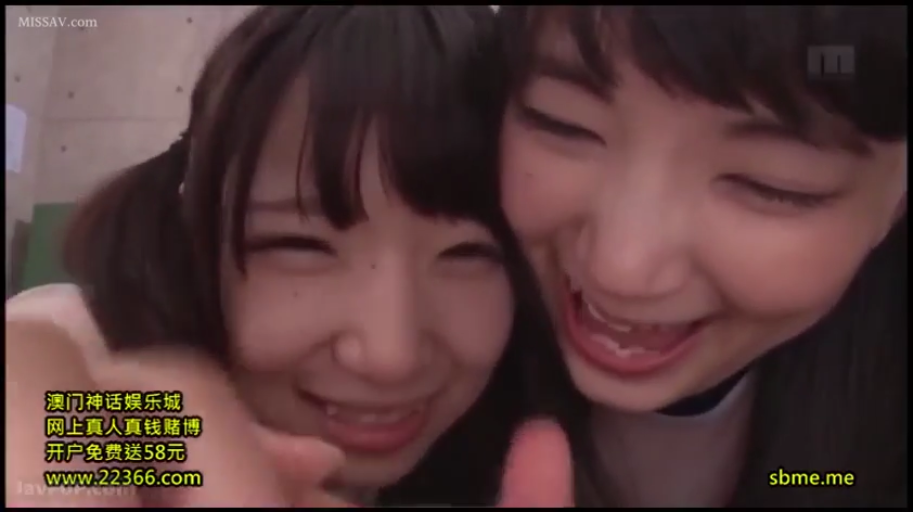 室内 · 脸部特写 · 便服 · 双人 · 嬉笑 · 甜美笑容 · 贴近镜头