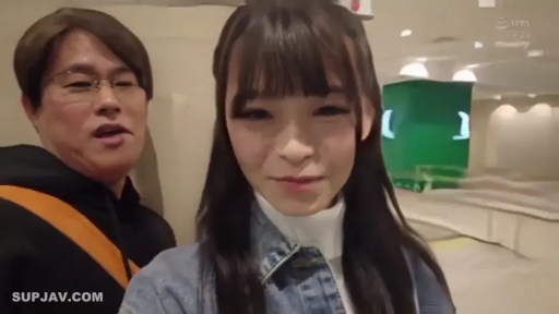 室内 · 站立 · 微笑 · 顔のクローズアップ · 自拍 · アジア人 · 牛仔外套