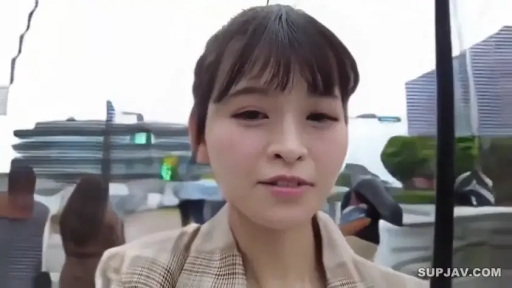 自然 · 面部特写 · 谈话 · Amateur · Outdoor street · 正面直视 · 格纹西装