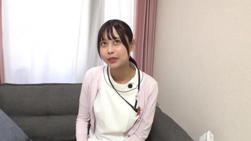 室内 · 坐姿 · 护士服 · 中景 · 微笑 · 访谈 · 听诊器