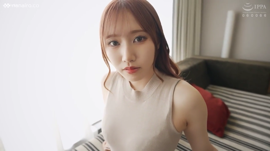 室内 · 坐姿 · 沙发 · 自然 · 第一人称视角 · 面部特写 · 注视镜头 · 无袖针织衫