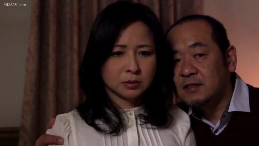 室内 · 白色衬衫 · 面部特写 · 搂抱