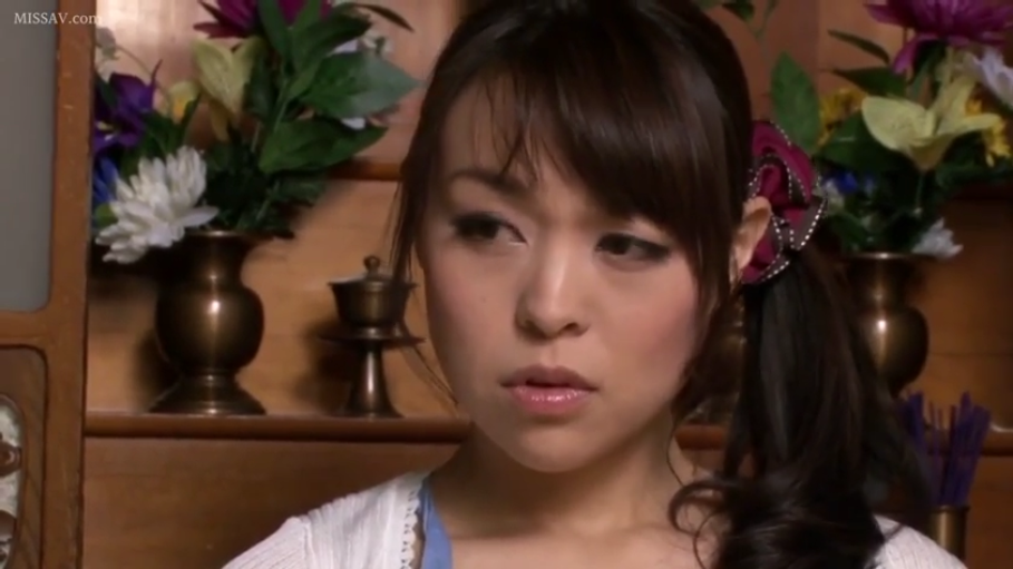 室内 · 面部特写 · 注视 · 白色开衫 · 熟女 · 正面 · 花瓶 · 忧虑