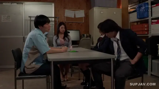 坐姿 · 交谈 · 严肃 · 职业装 · 办公室 · 办公桌 · 中景 · 剧情内容