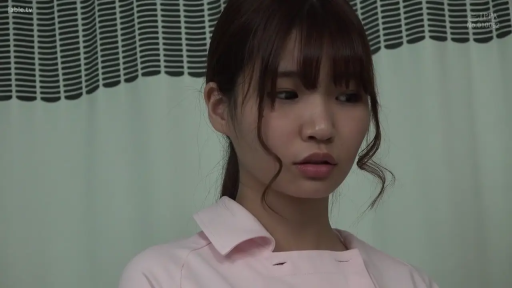 室内 · 脸部 · 站立 · 平静 · 凝视 · 粉色护士服 · 齐刘海 · 背景帘