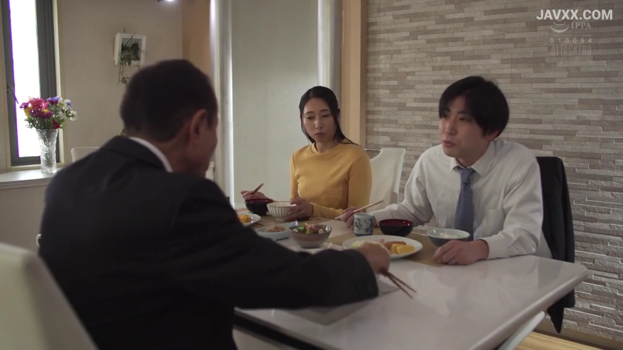 室内 · 坐姿 · 胸部特写 · 巨乳 · 欢愉 · 黑色上衣 · 舔胸