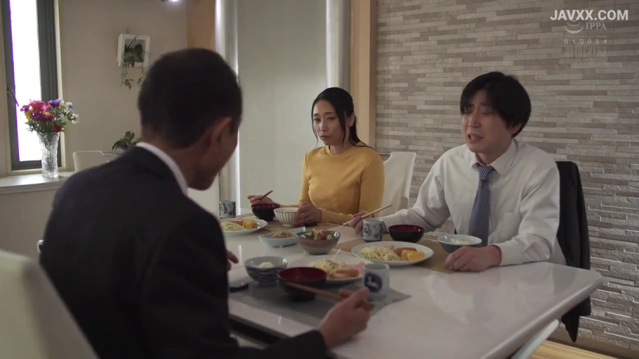 站立 · 中景 · 偷窥视角 · 便利店制服 · 平和 · 待机 · 收银机 · 便利店柜台