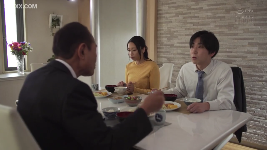 室内 · 坐姿 · 委屈 · 角色扮演 · 全景 · 多人 · 幼稚园服 · 玩具剑