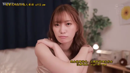 卧室 · 面部特写 · 注视镜头 · 绿植 · 吊带背心 · 棕色长发 · 撇嘴 · 双手抱肩