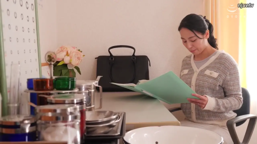 坐姿 · 专注 · 半身 · 文件夹 · 熟女 · 诊室 · 针织开衫 · 阅读文件