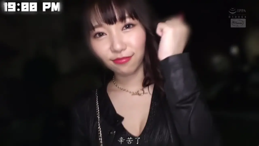 站立 · 微笑 · 面部特写 · 户外 · 注视镜头 · 黑色上衣 · 时间水印 · 金色项链