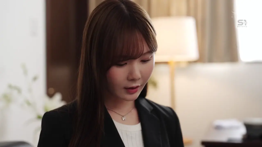 室内 · 坐姿 · 交谈 · 脸部 · 平静 · 项链 · 黑色西装