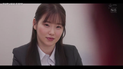 坐姿 · 办公室 · 面部特写 · 职业装 · 注视镜头 · 长发 · 微露笑容