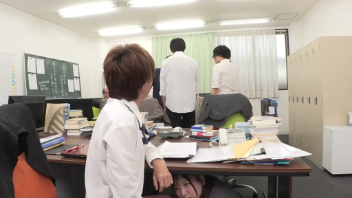 脸部 · 办公室 · 办公桌 · 职业装 · 剧情 · 好奇 · 窥视 · 躲藏