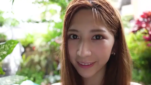 顔 · 微笑 · 注視 · 屋外 · 长发 · 吊帯シャツ · 正面