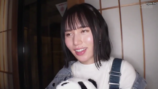 室內 · 臉部特寫 · 站立 · 牛仔背帶褲