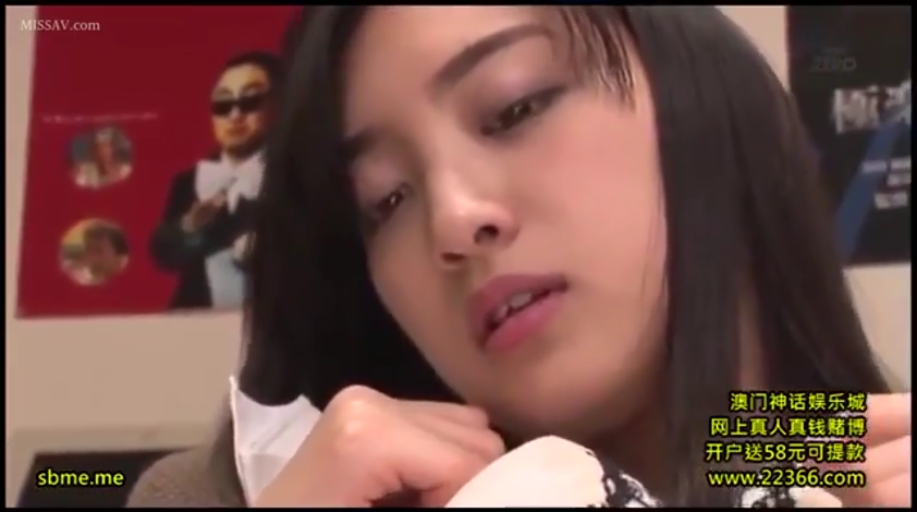 室内 · 俯身 · 专注 · 面部特写 · 白色上衣 · 凝视 · 长发 · 海报