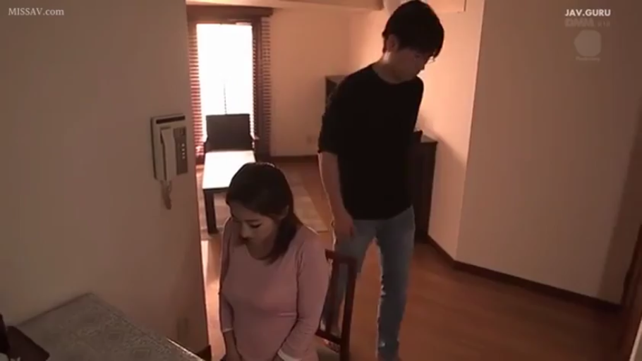 Sitting Posture · 全景 · Living room · Pink long-sleeved · 室内独处