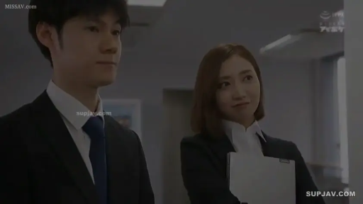 站立 · 平静 · 职业装 · 交流 · 文件夹 · 双人半身 · 同事 · 公司走廊