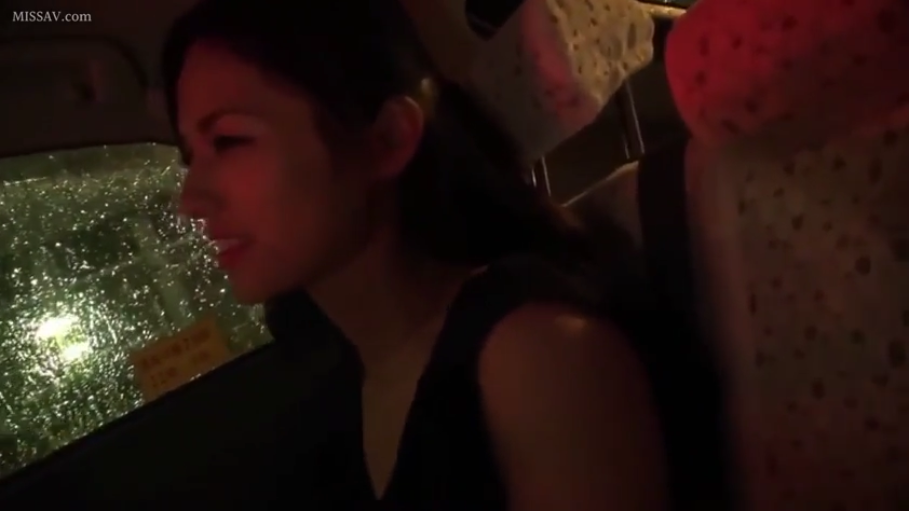 Sitting Posture · Conversation · 张口 · 车内 · 侧脸特写 · 汽车座椅 · 黑色无袖上衣 · 雨夜