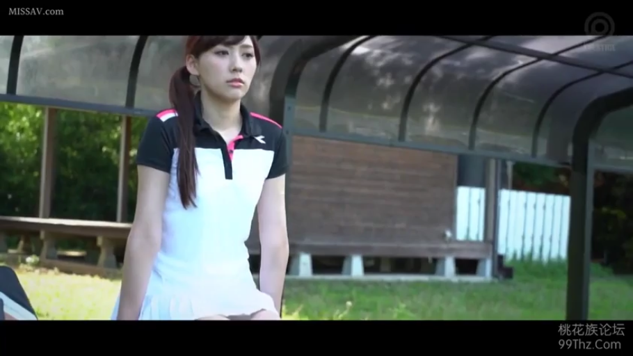 坐姿 · 忧郁 · 中景 · 户外 · 双马尾 · 坐着 · 运动短裙