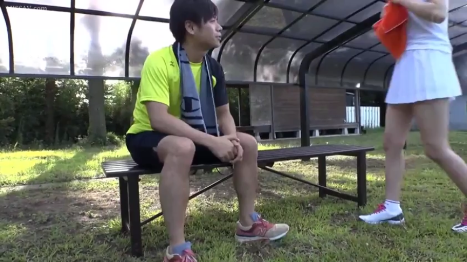 坐姿 · 全景 · 自然 · 户外 · 毛巾 · 休息 · 運動服 · 运动系