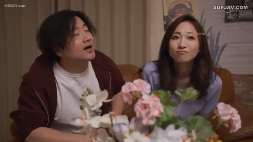 座り姿勢 · 盆栽 · リビング · 居家 · 休闲服 · 中景特写 · おかしな · 雑談